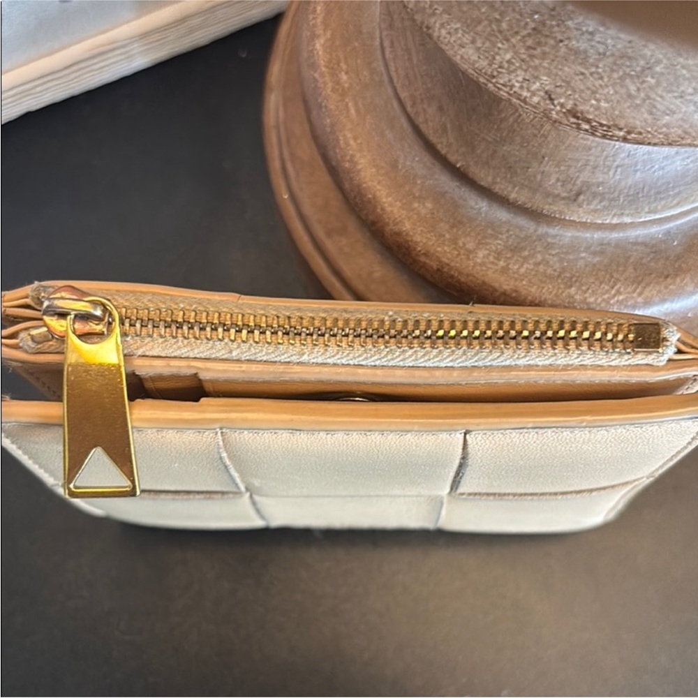 Bottega Veneta Tan Leather Wallet with dust bag - Picture 11 of 16